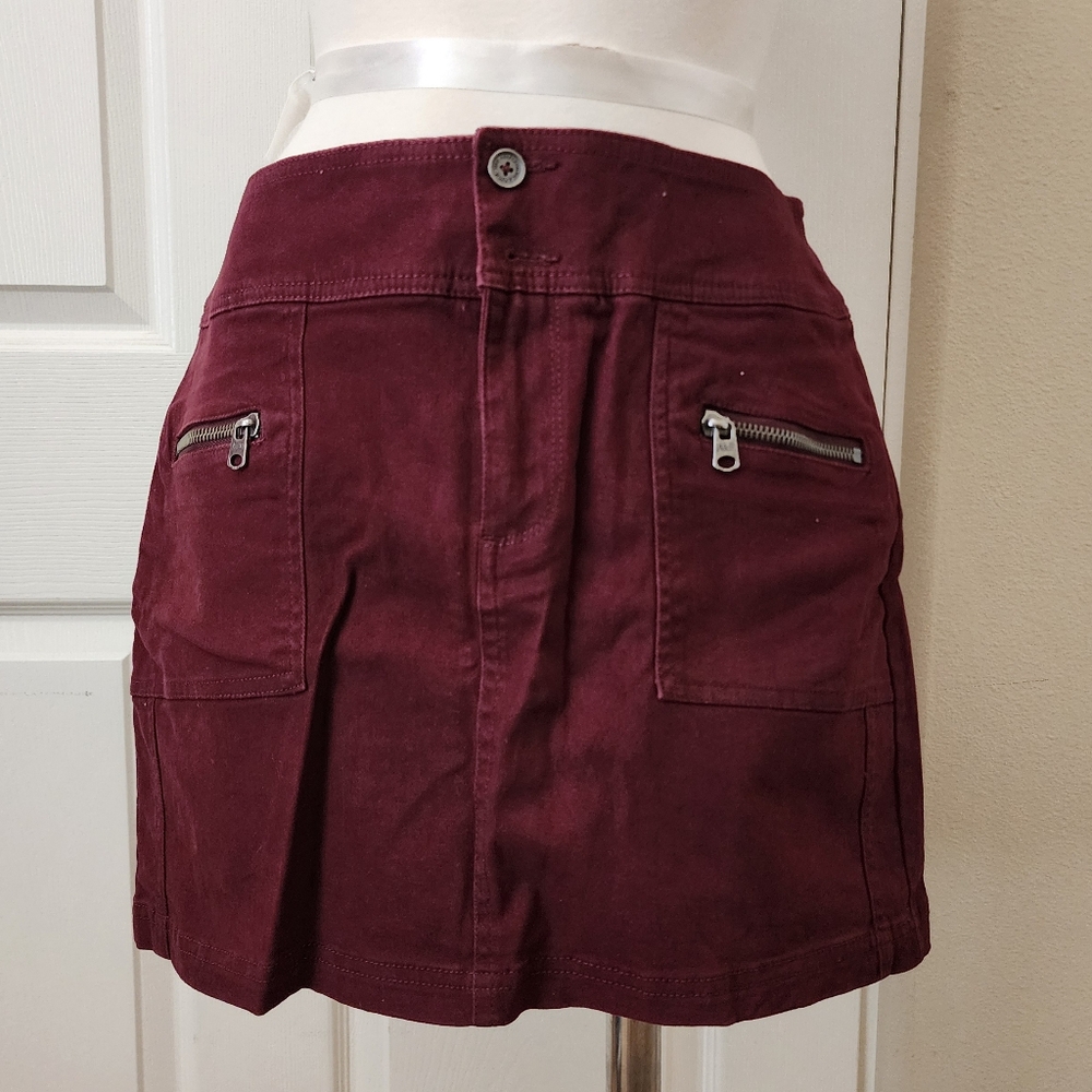 ABERCROMBIE & FITCH SKIRT - SIZE: 8 (29) BURGUNDY - NEW WITH TAG.